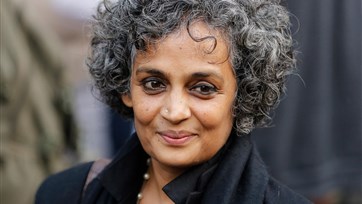 الروائية والناشطة والكاتبة الهندية أرونداتي روي